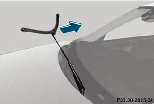 ► Remove the wiper blade from the retaining