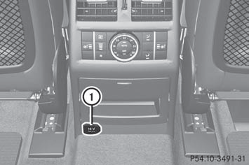 – Lift up the cover of socket 1.